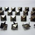  100pcs 1/2 inch Gunmetal pyramid s..