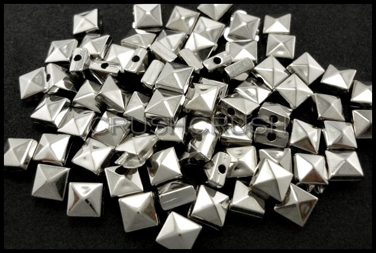  200pcs 7mm Silver Acrylic Pyramid Square Beads Metal Spike Spacers F582